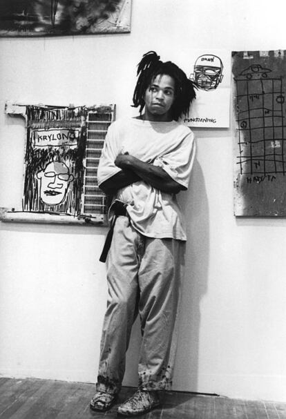 El artista estadounidense Jean-Michel Basquiat falleció en Nueva York el 12 de agosto de 1988 por una sobredosis de heroína. Basquiat llevaba años luchando contra las drogas y la depresión.