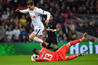 El portero español del Real Madrid Kiko Casilla evita el gol del delantero Fernando Llorente.