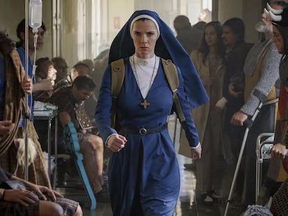 Betty Gilpin, protagonista de 'Mrs. Davis', la nueva serie de Damon Lindelof.