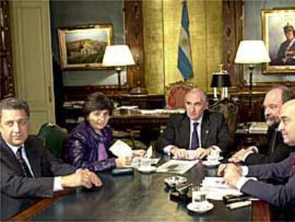 De la Rúa, en el centro, la ministra Bullrich y el ministro Cavallo, a la derecha, en la reunión celebrada ayer.