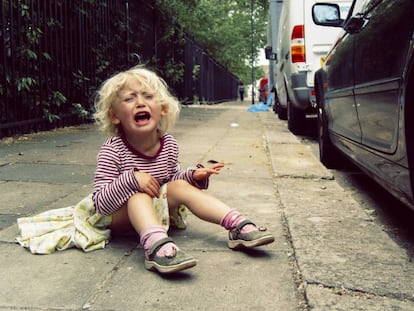 Niña con pataleta en medio de la calle.