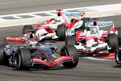 Kimi Raikkonen, a la izquierda, por delante de los Toyota de Ralf Schumacher y Jarno Trulli.