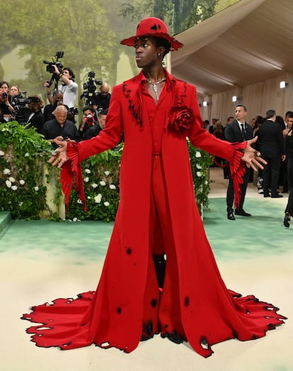  El modelo nigeriano-estadounidense e influencer Wisdom Kaye, con un estilismo rojo que emulaba a la naturaleza quemada. Se trata de un diseño de Robert Wun.