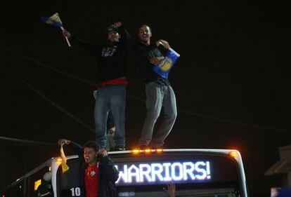 Segidores de los Golden State Warriors celebran el titulo por las calle de  Oakland, California. 