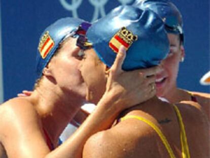 Las españolas Arantxa Ramos, Melissa Caballero y Erika Villaecija se felicitan tras conseguir el pase.
