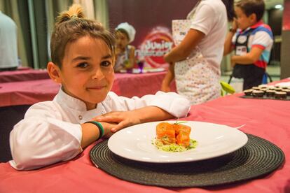 Hugo Morán (10 años), que quiere ser chef y gimnasta cuando sea grande, asistió desde León para presentar un pastel de trucha ahumada con mantequilla de cebollino.