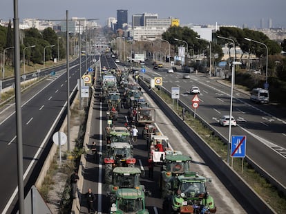 Una columna de tractores, este miércoles, entrando en la aenida Diagonal de Barcelona.