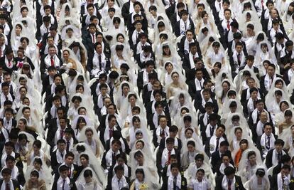 Parejas de todo el mundo contraen o reafirman su matrimonio en una ceremonia masiva celebrada por la Iglesia de la Unificación, en CheongShim, en Gapyeong, Corea del Sur, el 12 de febrero de 2014.