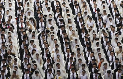 Parejas de todo el mundo contraen o reafirman su matrimonio en una ceremonia masiva celebrada por la Iglesia de la Unificación, en CheongShim, en Gapyeong, Corea del Sur, el 12 de febrero de 2014.