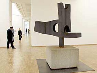 <i>Estudio para peine del viento VI,</i> una de las cien obras de Chillida expuestas en la antológica del Jeu de Paume de París.