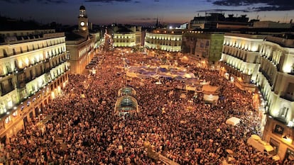 Concentración en la Puerta del Sol de Madrid del Movimiento 15-M en protesta por la situación política y económica de España, durante la campaña para las municipales de mayo de 2011.