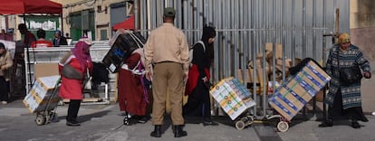 Hasta llegar a la propia frontera, donde ya hay Fuerzas y Cuerpos de Seguridad del Estado, el tránsito de las porteadoras es controlado por vigilantes pagados por los empresarios del polígono.