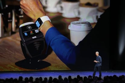 Apple Pay se introduce en la aplicación Passbook y aprovecha la tecnología inalámbrica NFC y el sistema de lecturas Touch ID para su funcionamiento