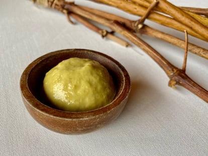 Salsa de aceitunas con sarmientos de harina de setas. J.C. CAPEL