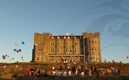 El hotel es una especie de castillo medieval de juguete situado en lo alto de un acantilado de rocas negras.