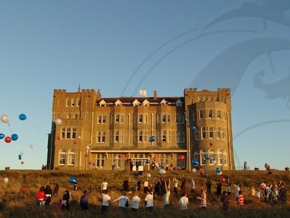 El hotel es una especie de castillo medieval de juguete situado en lo alto de un acantilado de rocas negras.