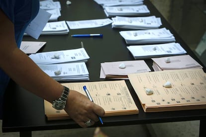 Votaci&oacute;n en un colegio electoral de Valencia en la jornada de las elecciones legislativas del 26-J.