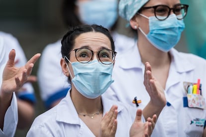 Sanitarias del hospital Fundación Jiménez Díaz de Madrid aplauden en recuerdo de los profesionales fallecidos por coronavirus.