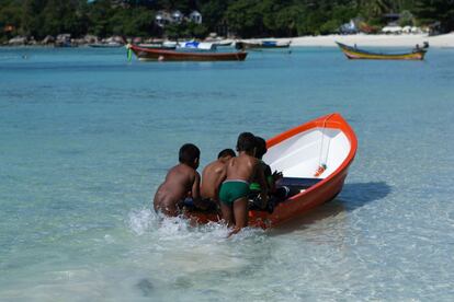 Niños Urak Lawoi juegan en la orilla de la playa. Los adultos consideran que la irrupción del turismo descontrolado pone en peligro su cultura y que nunca será lo mismo para las futuras generaciones.