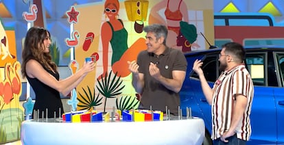 Laura Mouré, with Jorge Fernández and a contestant, at the end of a program of 'La ruleta de la suerte' on Antena 3.