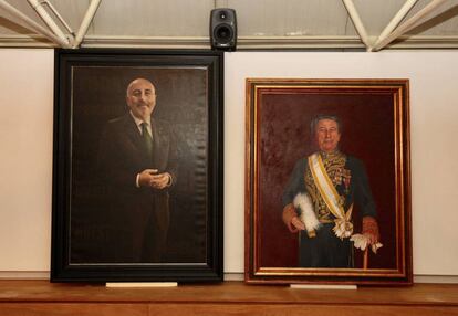 Retratos de Javier Losada y Francisco V&aacute;zquez todav&iacute;a pendientes de colocar en el Ayuntamiento de A Coru&ntilde;a.