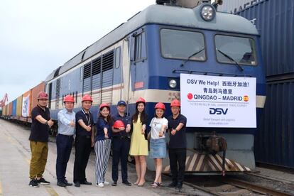 Empleados de DSV posan el 1 de agosto junto al tren que llevó mascarillas desde Qingdao a Madrid, un trayecto de 14.133 kilómetros que han presentado al récord Guinness como el más largo de la historia.