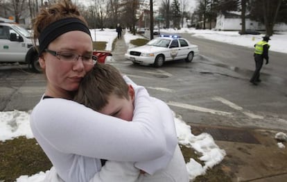 Una estudiantes del instituto de Chardon, Ohio (EEUU), consuela a su hermano peque&ntilde;o tras escapar del tiroteo.