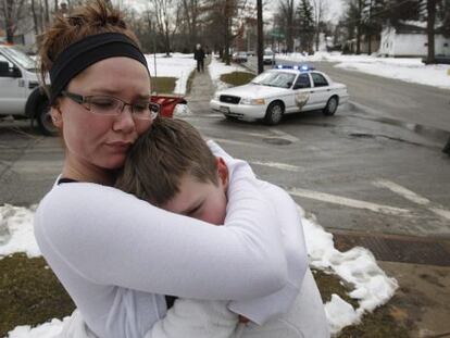 Una estudiantes del instituto de Chardon, Ohio (EEUU), consuela a su hermano peque&ntilde;o tras escapar del tiroteo.