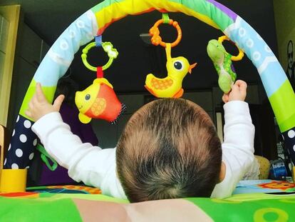 Una niña juega en su parque infantil.