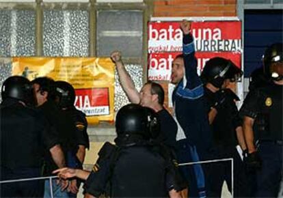 Agentes de la policía desalojan la sede de Batasuna en Pamplona.