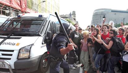 Los Mossos cargan contra los grupos que bloquean a los efectivos de la limpieza. 