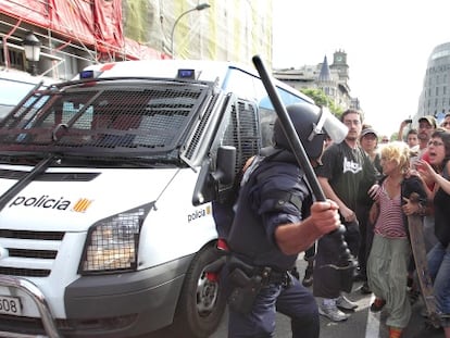 Los Mossos cargan contra los grupos que bloquean a los efectivos de la limpieza. 