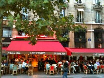 Café des Phares, un bistró filosófico en la plaza de la Bastilla, París.