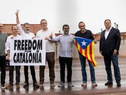 Parte de los líderes del 'procés', tras ser indultados el 23 de junio de 2021. De izquierda a derecha, Raül Romeva, Jordi Turull, Jordi Cuixart, Joaquim Forn, Jordi Sànchez, Josep Rull y Oriol Junqueras.