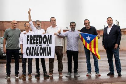 Parte de los líderes del 'procés', tras ser indultados el 23 de junio de 2021. De izquierda a derecha, Raül Romeva, Jordi Turull, Jordi Cuixart, Joaquim Forn, Jordi Sànchez, Josep Rull y Oriol Junqueras.