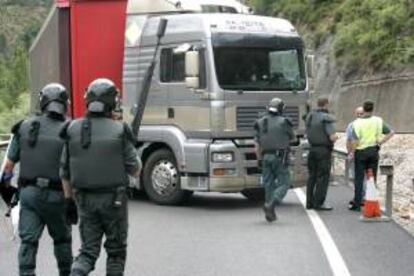 Agentes de la Guardia Civil conversan con un camionero en la carretera N-630, en un corte de tráfico debido a las protestas de los colectivos mineros. EFE/Archivo