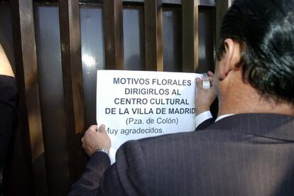 La familia ha instado a enviar los ramos y coronas de flores a la capilla ardiente, montada en el Centro Cultura de la Villa (en la plaza de Colón) con la colaboración del Ayuntamiento de Madrid.