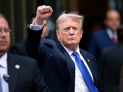 El expresidente Donald Trump saluda a la multitud afuera de la Torre Trump en Nueva York, el 30 de mayo de 2024.