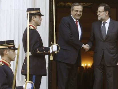 El presidente del Gobierno espa&ntilde;ol, Mariano Rajoy (d), ha sido recibido hoy por el primer ministro griego, Andonis Samar&aacute;s (i).