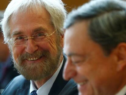 El economista jefe del BCE Peter Praet junto al presidente del BCE Mario Draghi.