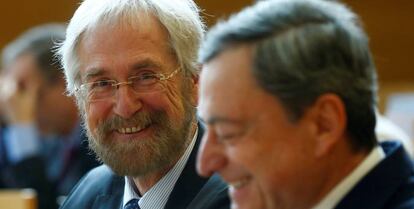 El economista jefe del BCE Peter Praet junto al presidente del BCE Mario Draghi.