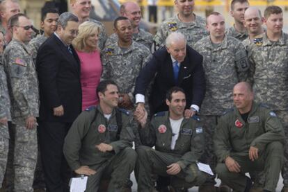Biden (centro) y el israelí Ehud Barak (izquierda) posan con soldados de EE UU e Israel en Tel Aviv.