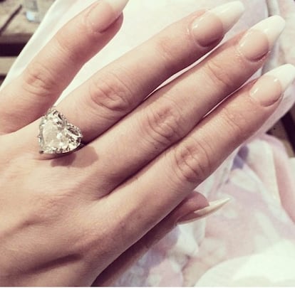 El anillo de compromiso de Lady Gaga tiene forma de corazón y está diseñado por la joyera Lorraine Schwartz. Su prometido, Taylor Kinney le propuso matrimonio el día de San Valentín de 2015. En el aro del anillo están escritas la iniciales T y S, en referencia a Taylor y el nombre real de Gaga, Stephanie.