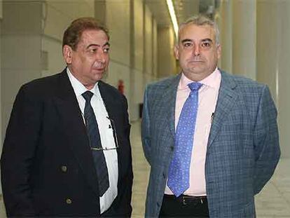 Antonio Moreno Carpio (derecha) con su abogado, Antonio Latorre, ayer en el juzgado.