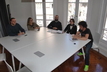 Cada quince días los coworkers mantendrán una reunión para analizar y ver como marcha el trabajo en el centro. En la foto empezando por la izquierda están José Antonio Touriño, Lucía Rodríguez, Marcelo Soneira, María Pierres y Emilio Calviño