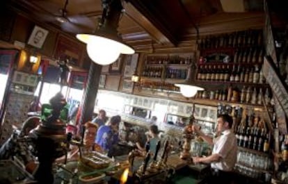 Interior de la bodega La Ardosa.