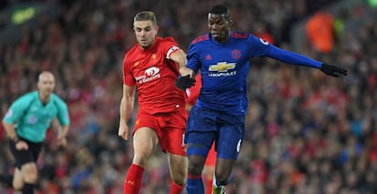 Henderson e Pogba disputam a bola.