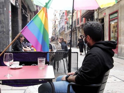 Milad, refugiado transexual iraní en una terraza del Casco Viejo de Bilbao.
