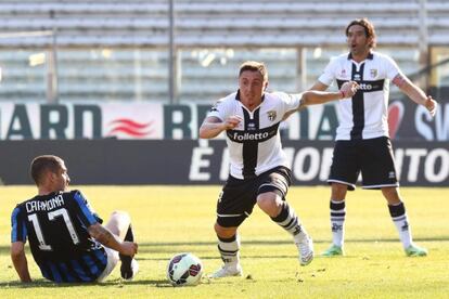 'Cebolla' Rodriguez (c) elude la marca de Carmona.