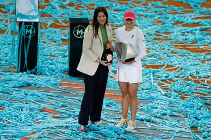 Iga Swiatek posa con el trofeo este sábado en la Caja Mágica tras recibirlo de manos de Garbiñe Muguruza.